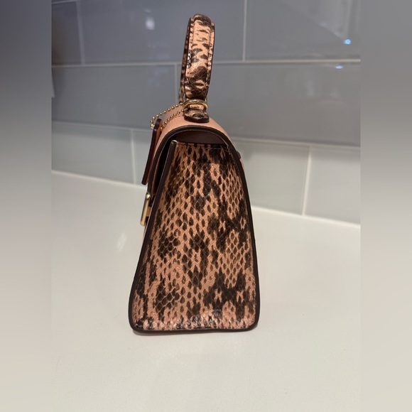 Coach Pepper Satchel • (Shell Pink) • (Handbag or Crossbody Bag) • (Like New) - Picture 4 of 11